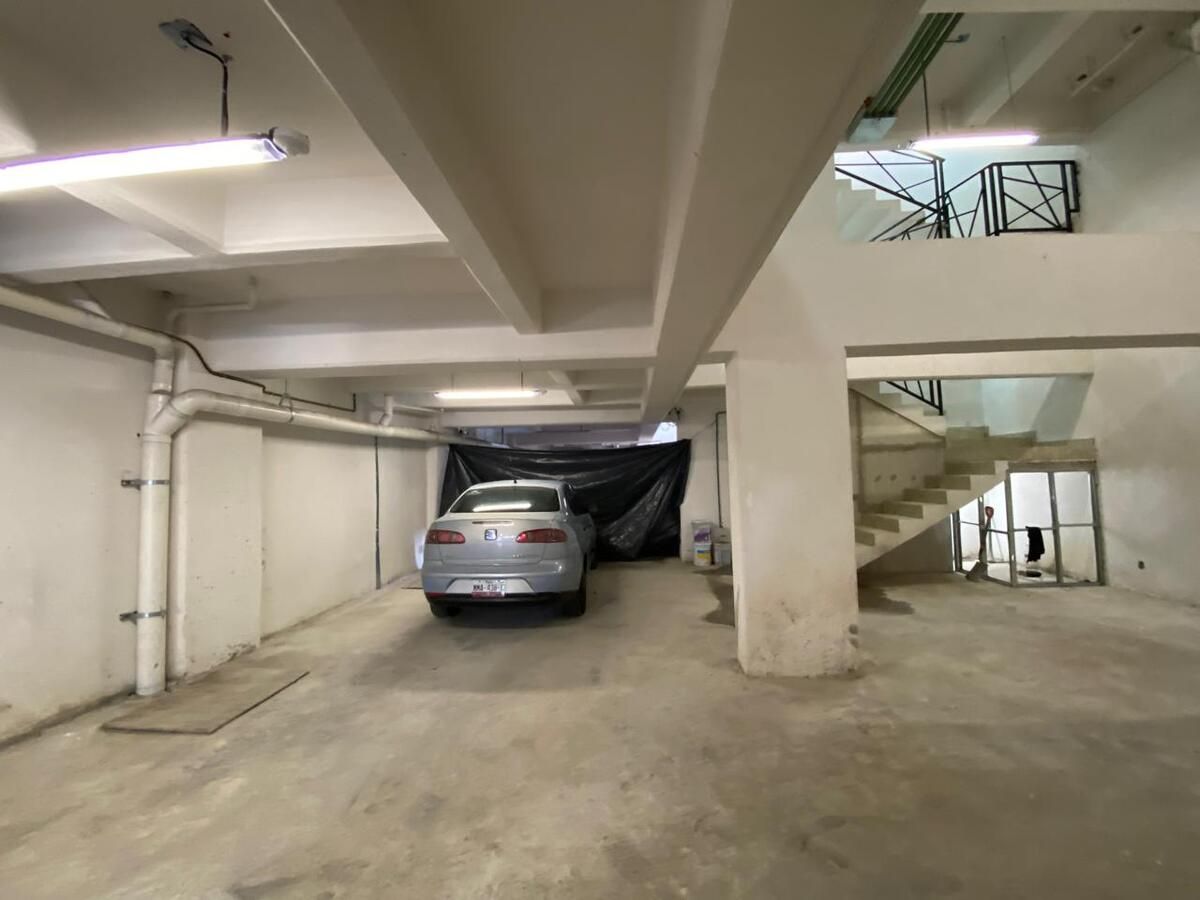 26 of 36: Estacionamiento