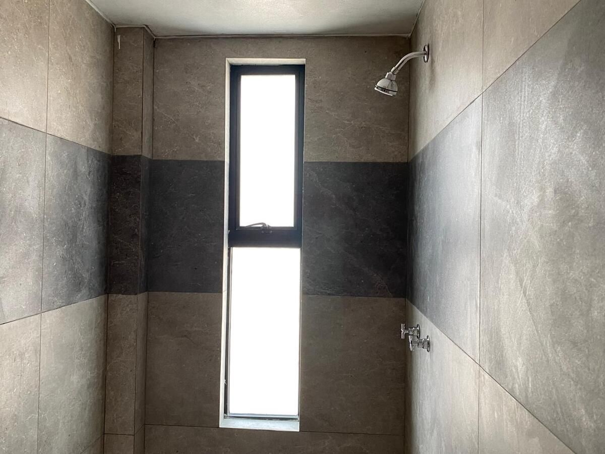 17 of 36: Regadera con revestimiento cerámico