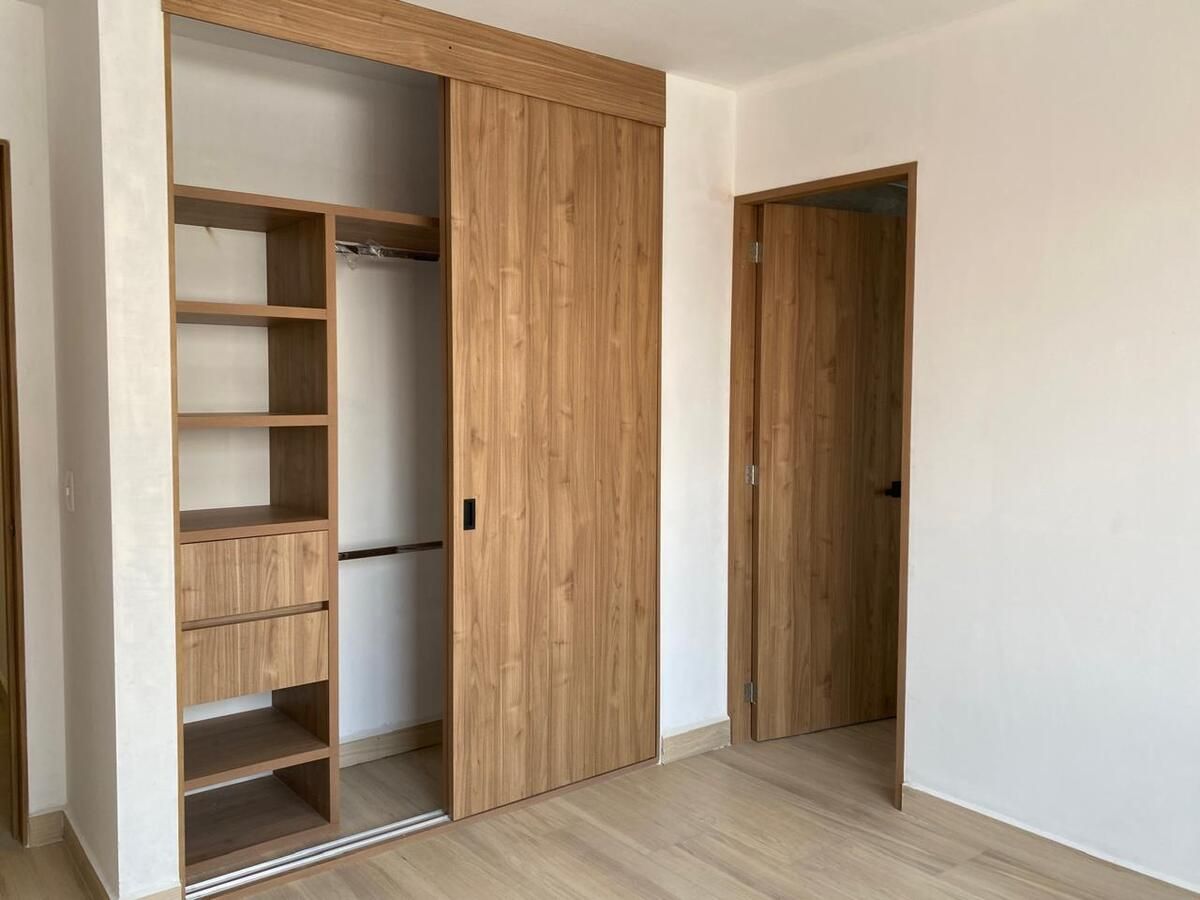 14 of 36: Closet de recámara principal