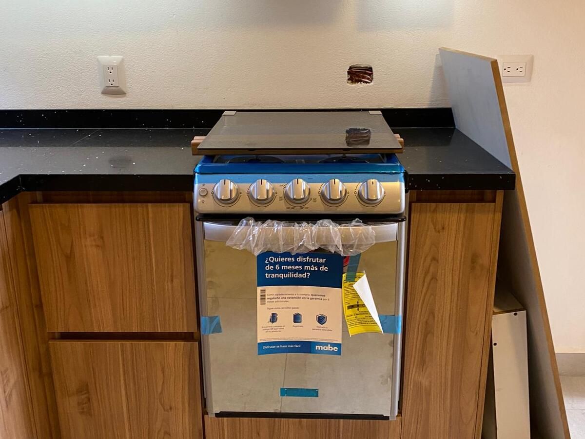 7 of 36: Estufa de 4 quemadores y horno