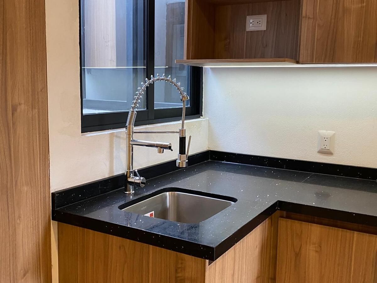 5 of 36: Barra de granito de la cocina.