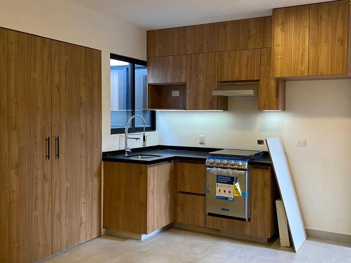 4 of 36: Cocina  y puerta de cuarto de lavado