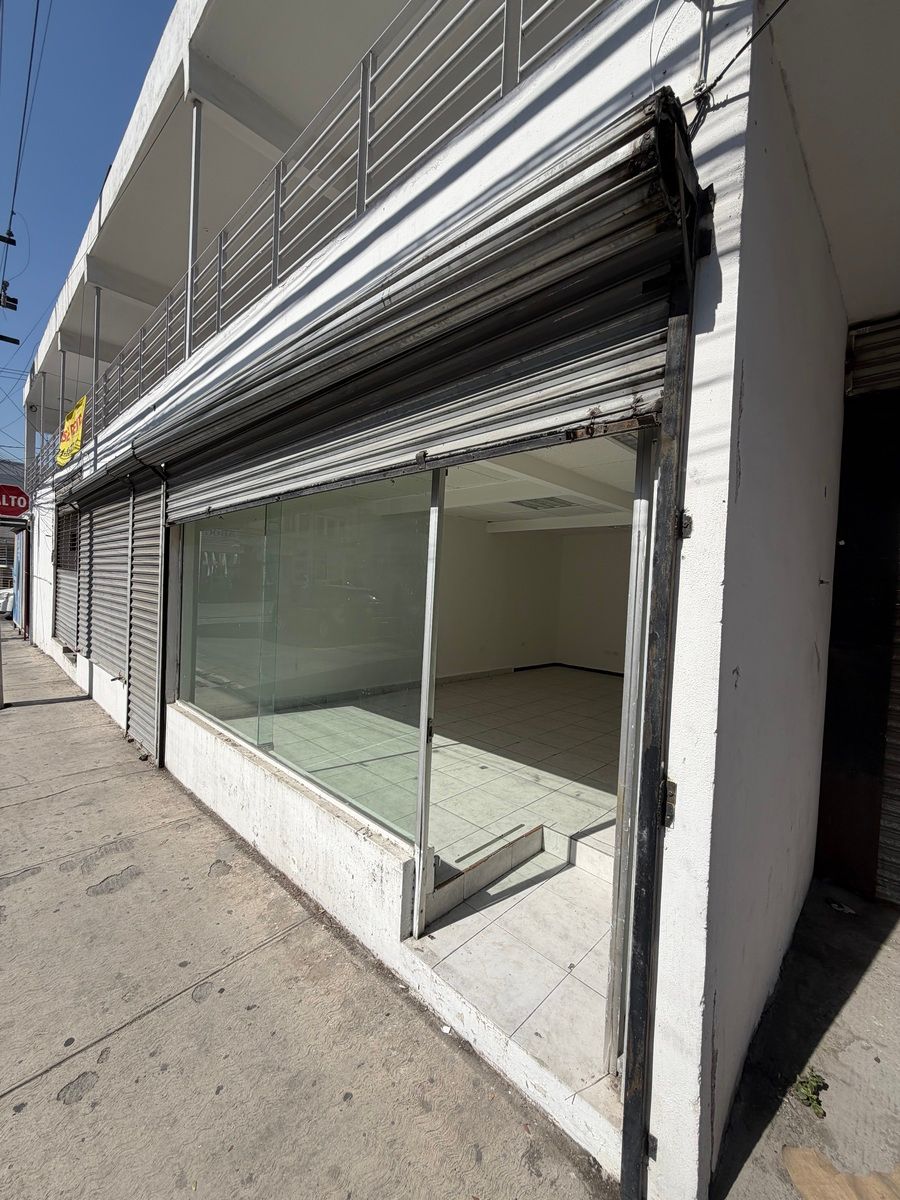 2 of 13: Local Planta baja