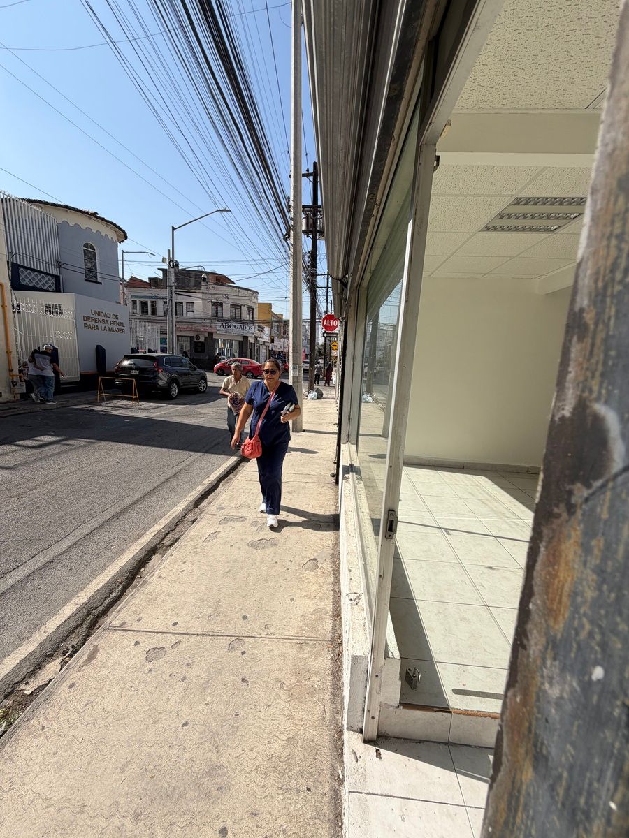 3 of 13: Fachada local planta baja