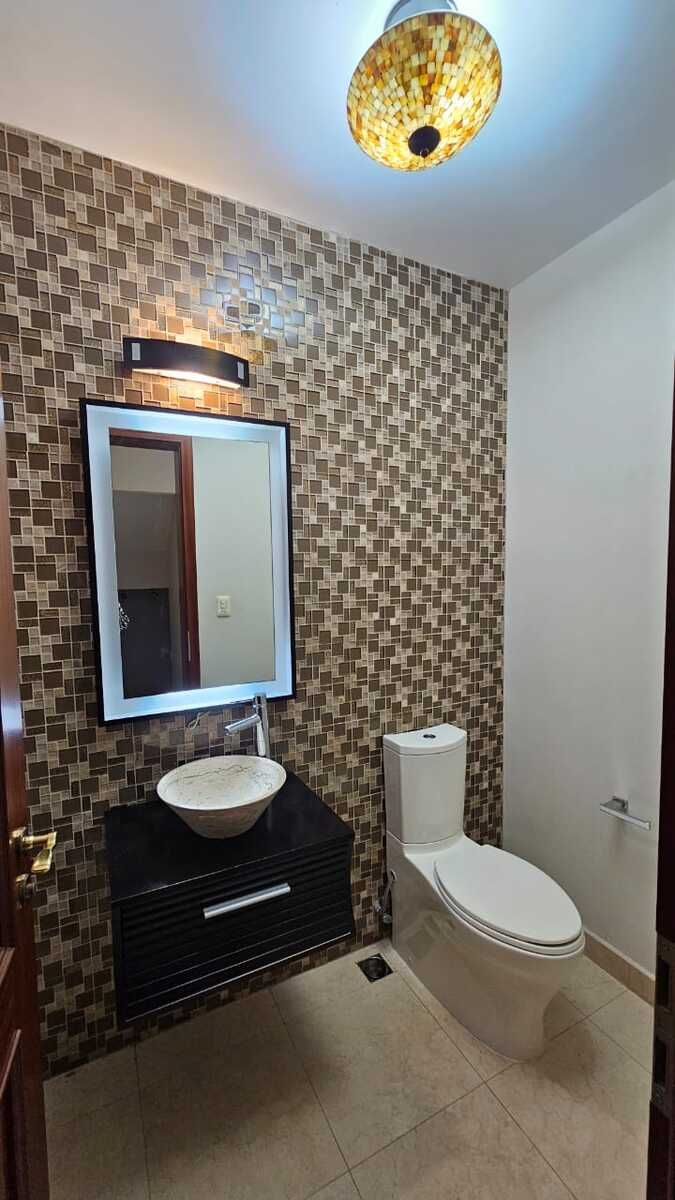 7 de 41: Baño de Visitas