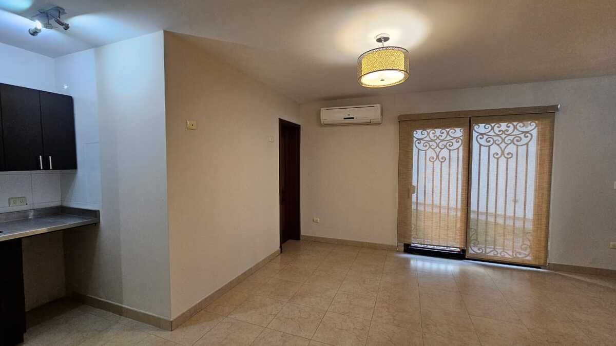 34 de 41: Con salida al jardín