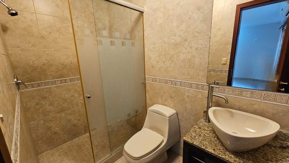 33 de 41: Baño en el sótano