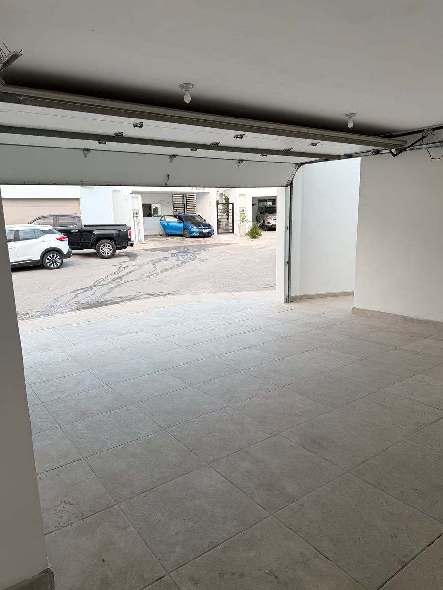 4 de 42: Garaje, vista hacia afuera