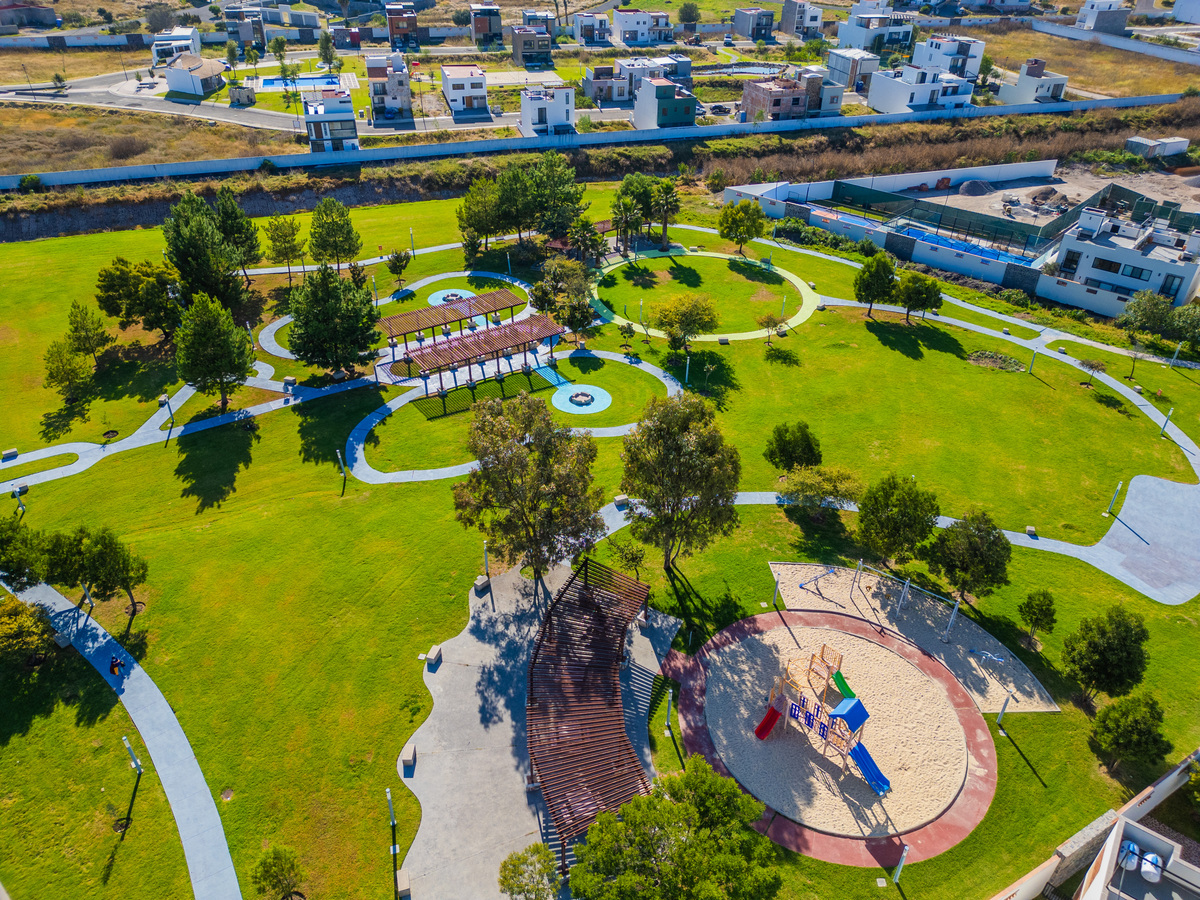 9 of 29: Area de juegos de niños