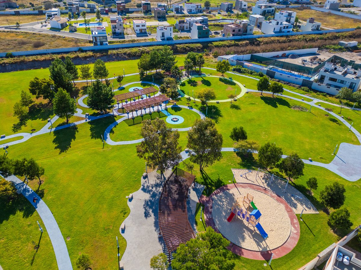 9 of 29: Area de juegos de niños