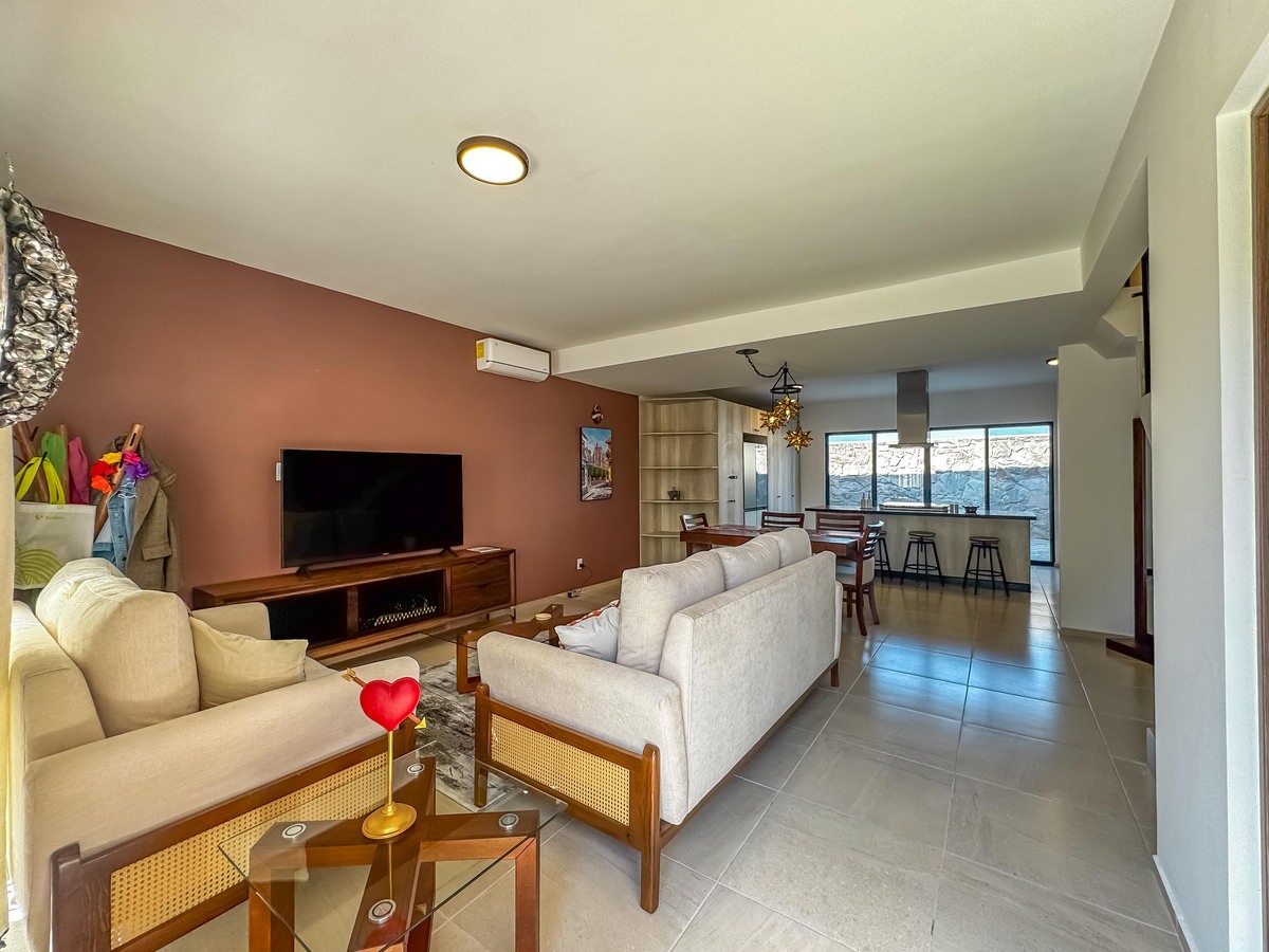 3 of 29: Sala con aire acondicionado