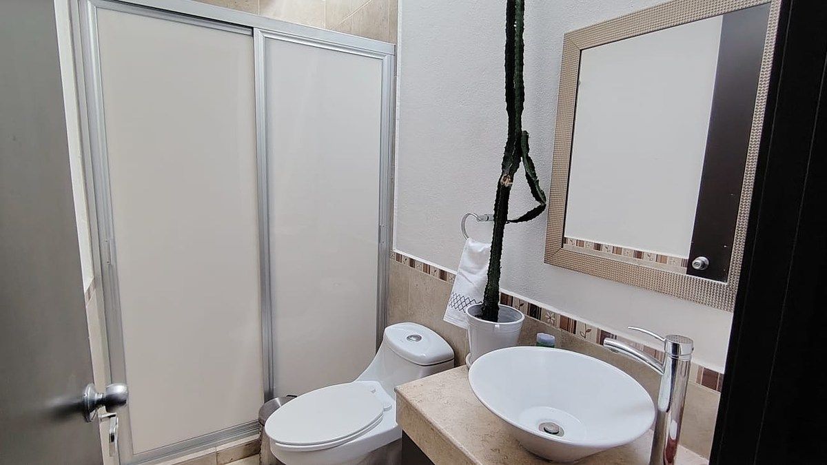 27 de 34: Baño completo para habitaciones secundarias