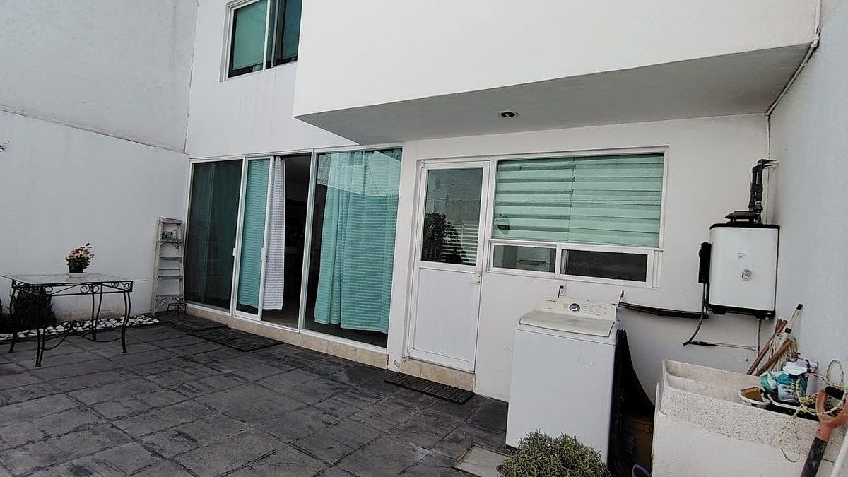 32 de 34: Patio trasero y área de lavado