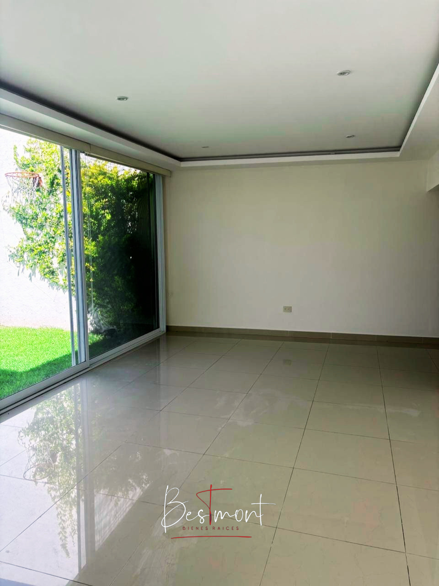 10 de 34: Bar y salón de juegos