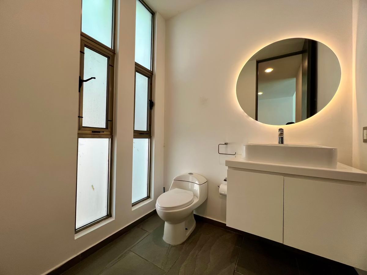 7 de 16: Medio Baño