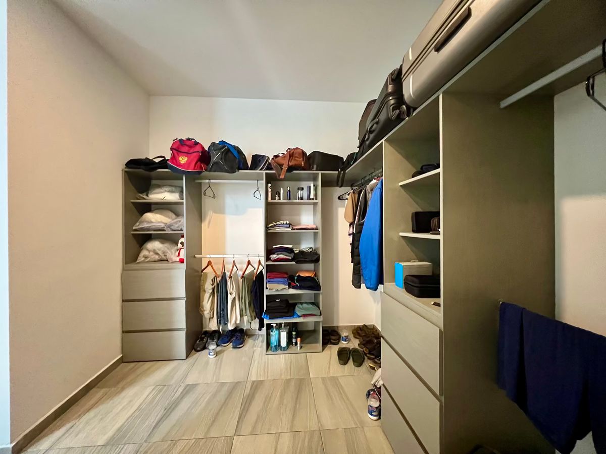 10 de 16: Closet Recámara Principal