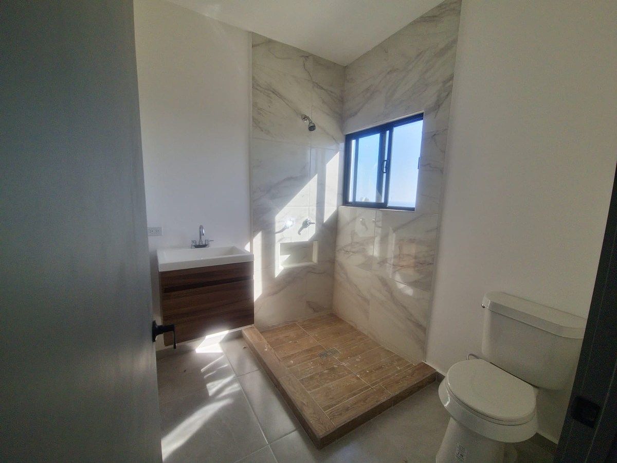 Baño de recámara principal, photo 17 of 21
