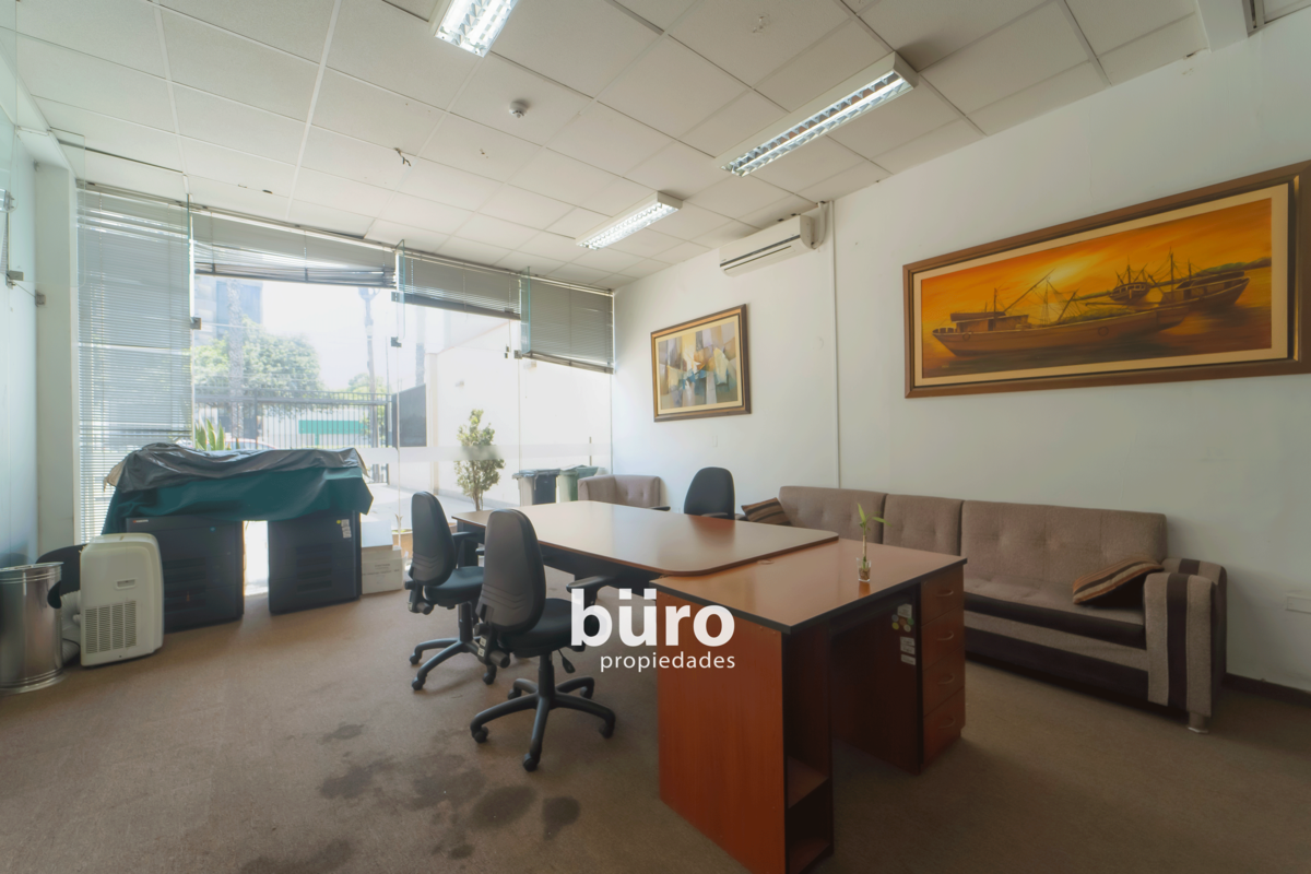 28 de 33: Oficina con vista externa