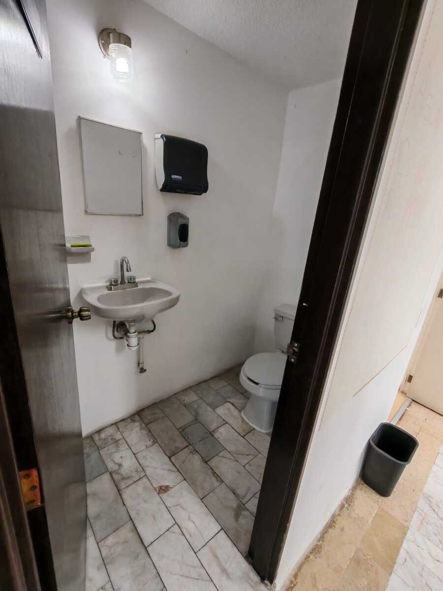 4 of 9: BAÑO OFF 24