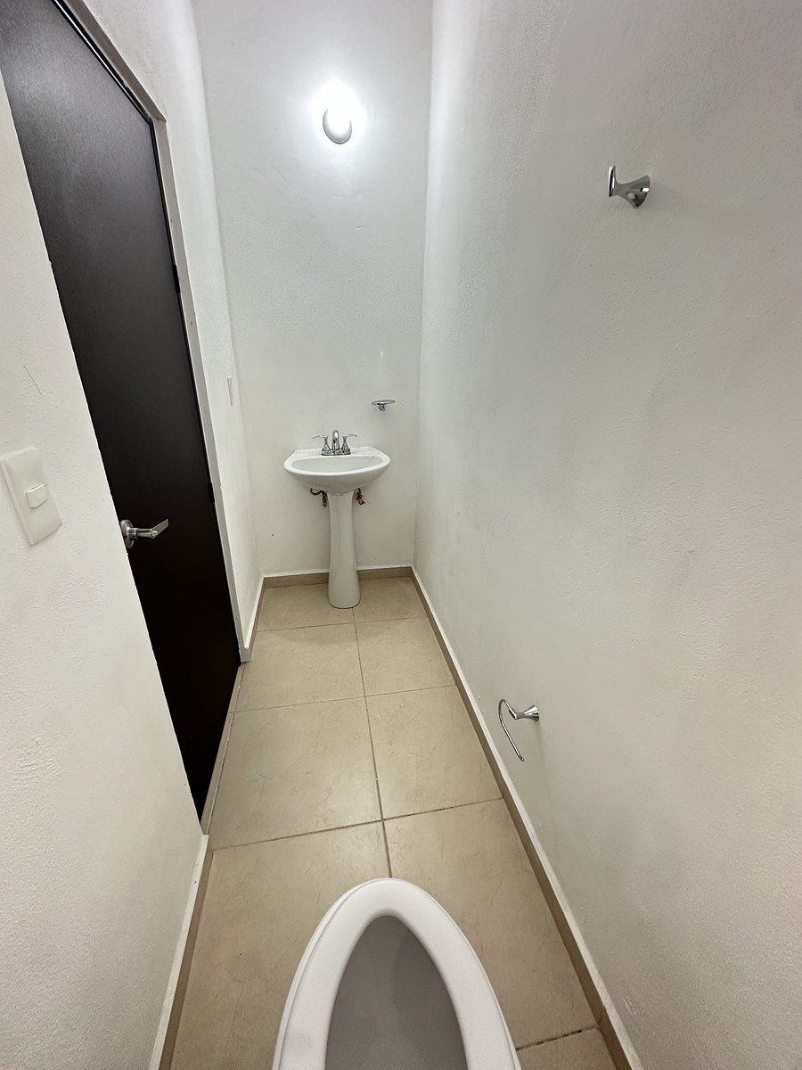 6 of 15: Medio baño P.B.