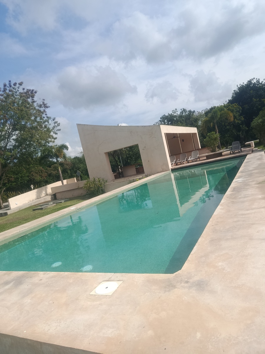 1 de 7: Alberca frente a lote