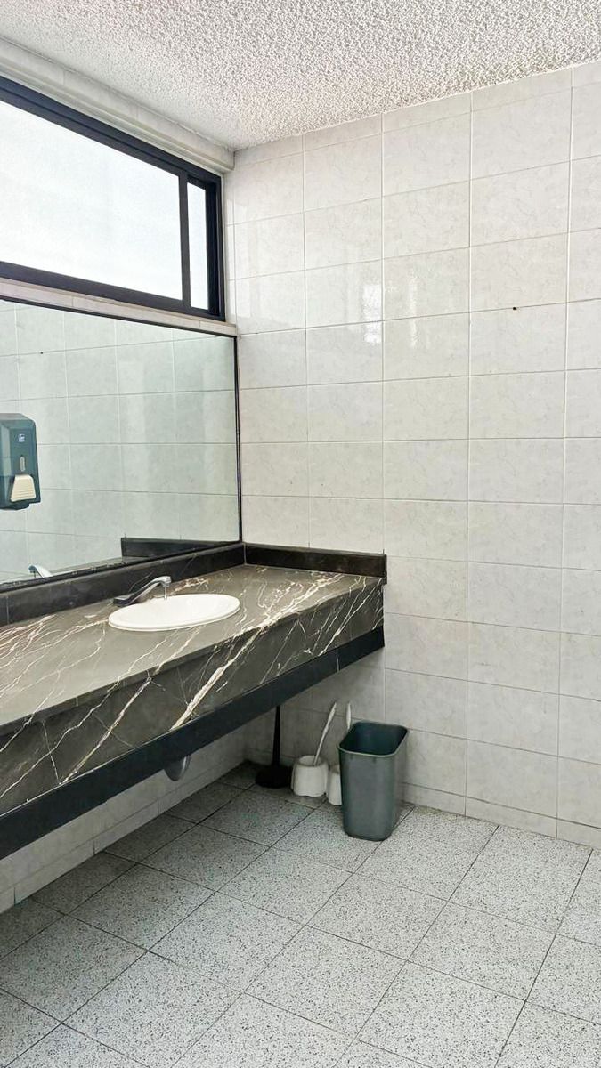 9 of 14: Baño común