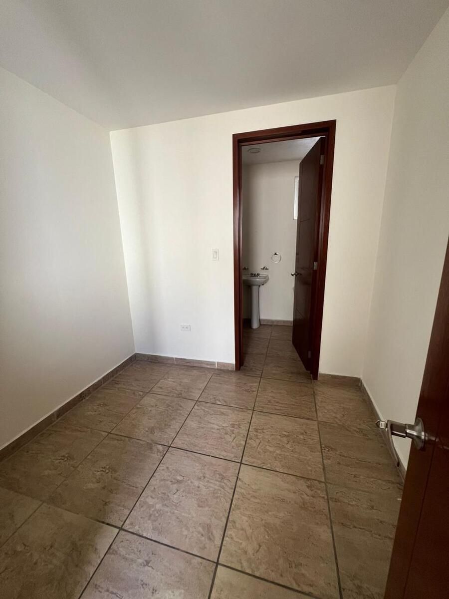 21 de 21: Cuarto de servicio con baño completo en planta baja