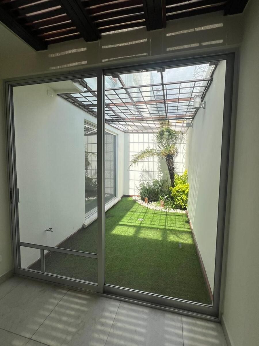 7 de 21: Jardín con protección en la parte superior