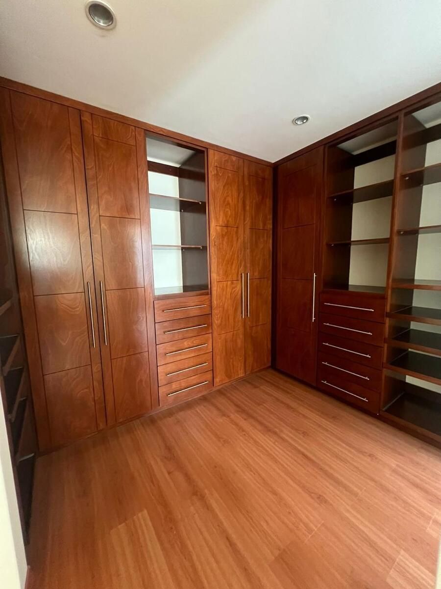 14 de 21: Vestidor recámara principal