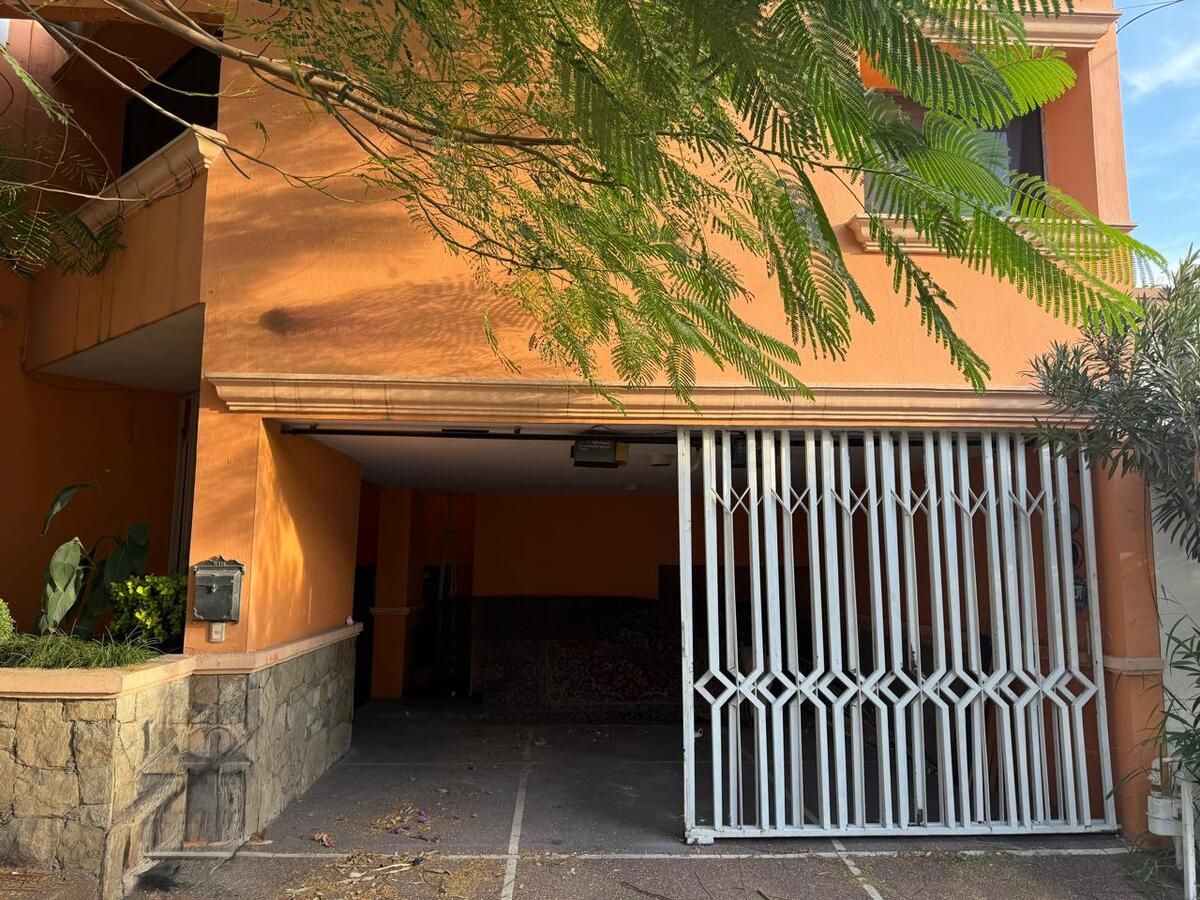 2 of 21: Cochera techada para 2 autos con reja con motor eléctrico