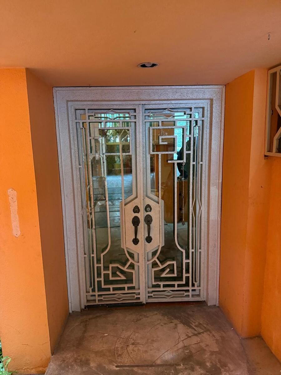 3 of 21: Puerta principal