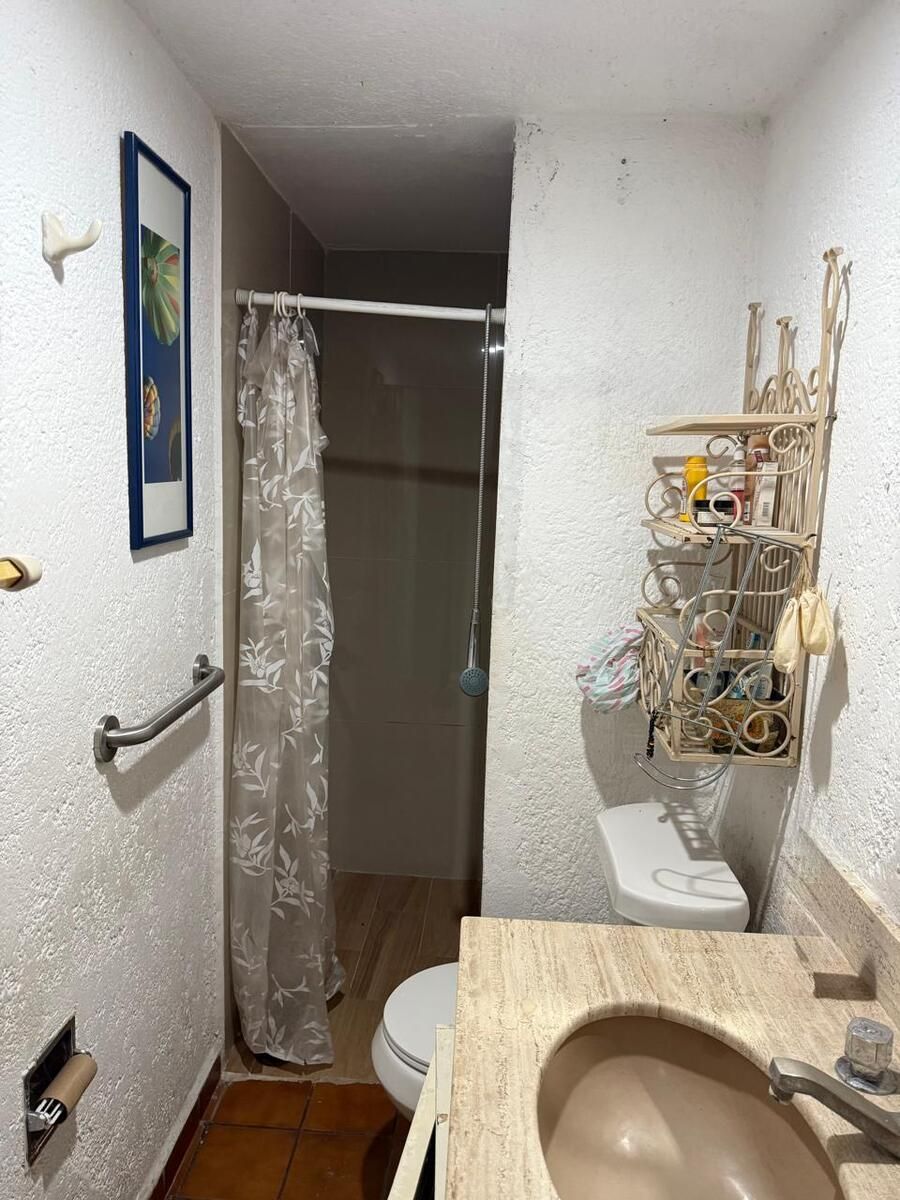 5 of 21: Baño completo planta baja