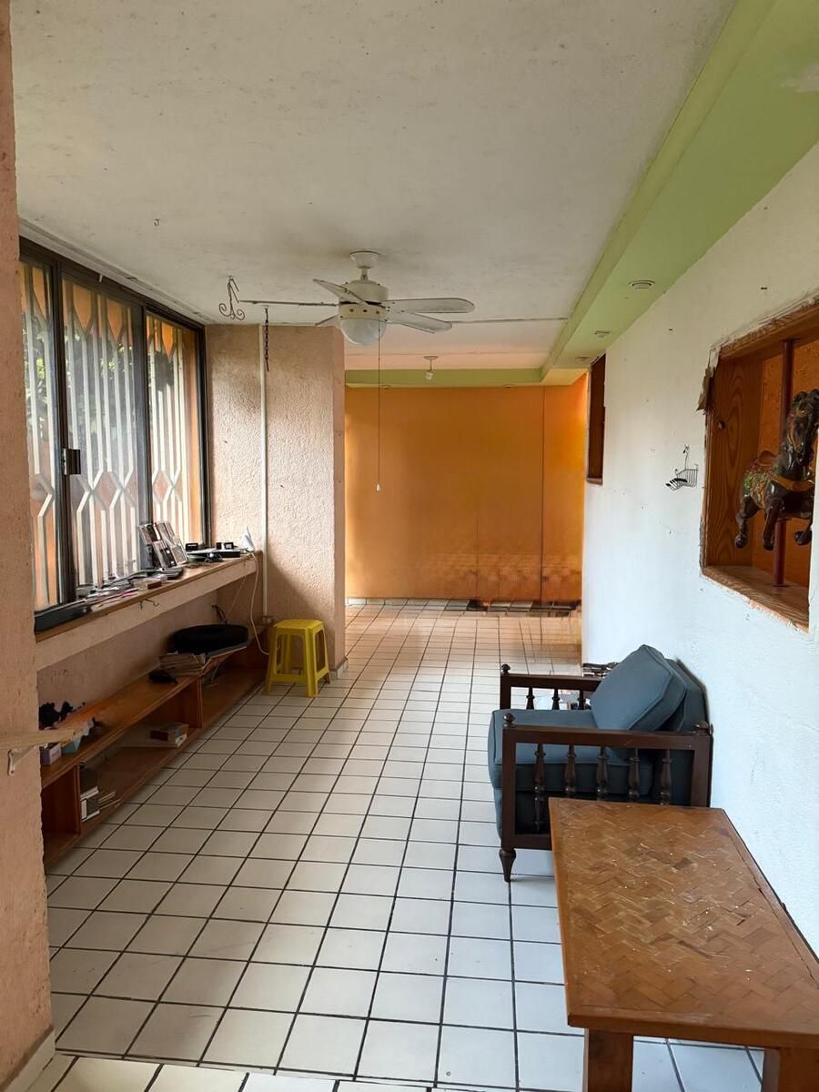 8 of 21: Area social o estudio.