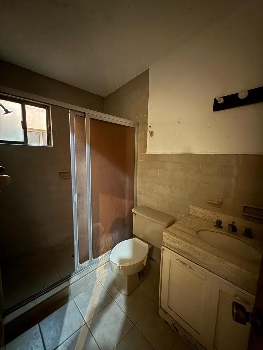 15 of 21: Baño completo recámara secundaria