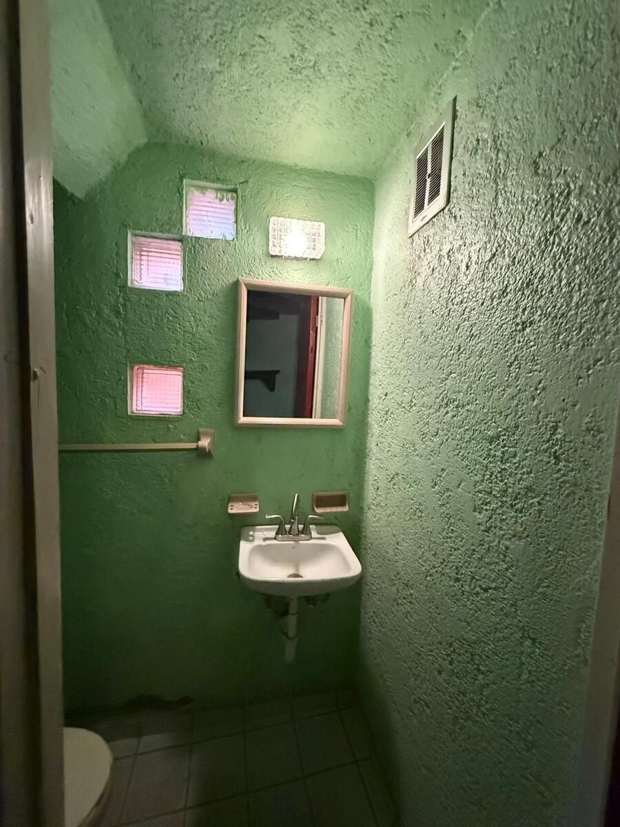 20 of 21: Medio baño recepción