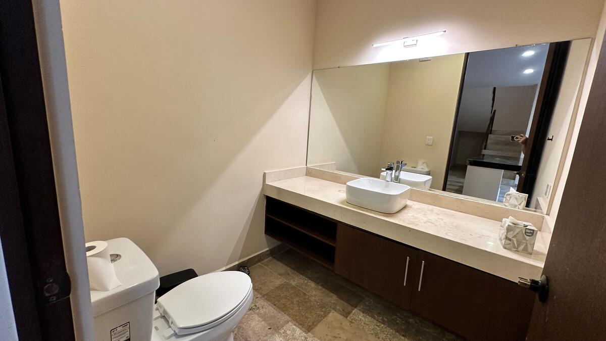 38 de 40: Medio baño de visitas