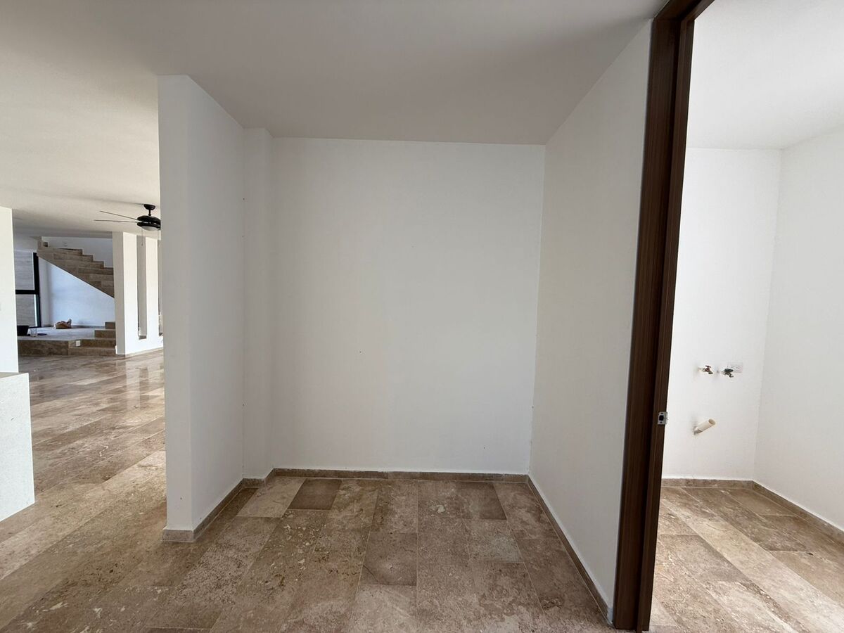 15 de 15: Cuarto de Servicio y Closet de Blancos