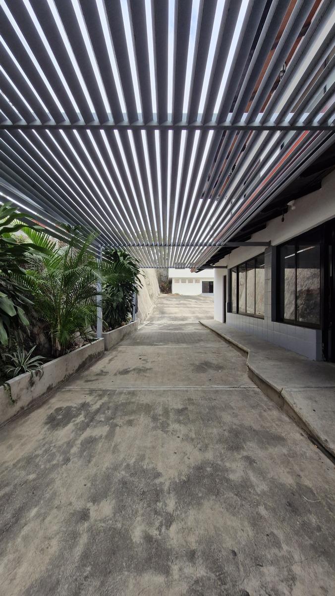 2 of 18: Entrada al estacionamiento