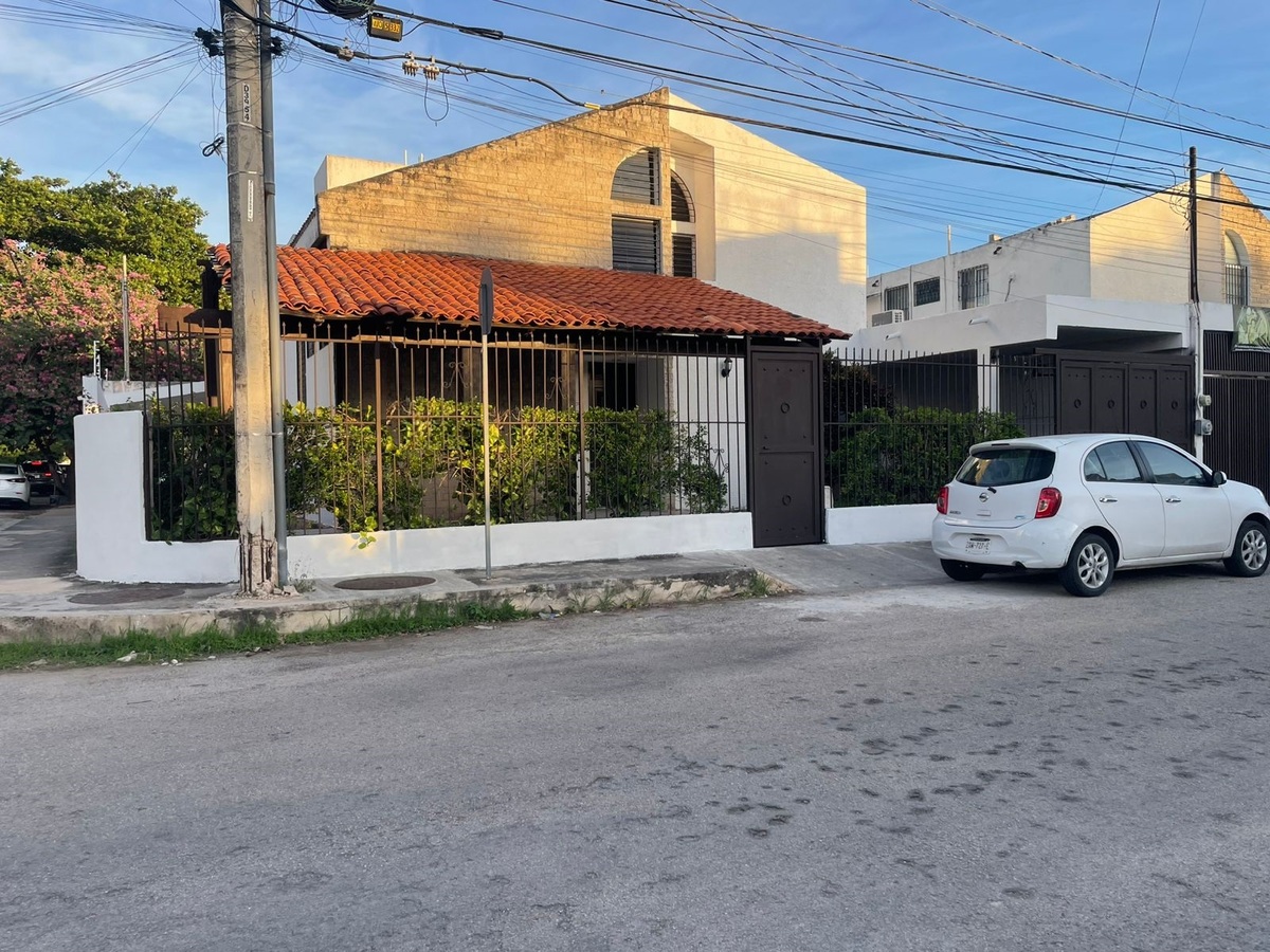 1 of 13: Fachada Principal