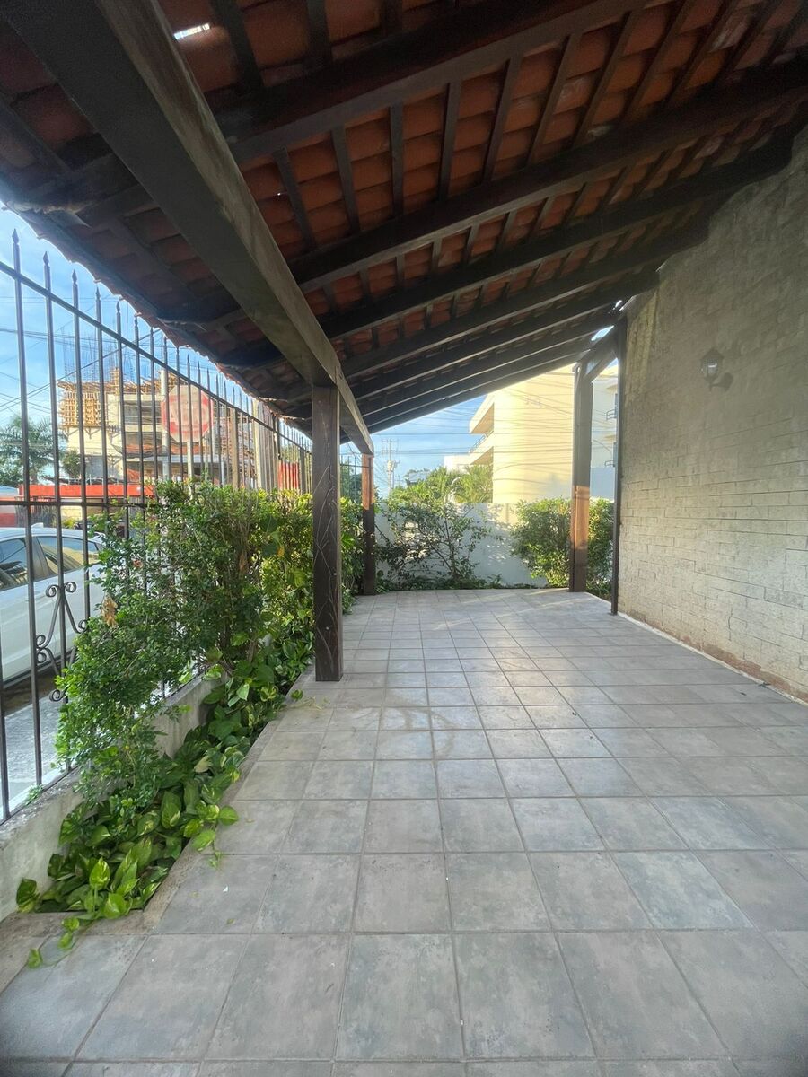 2 of 13: Terraza y Jardín