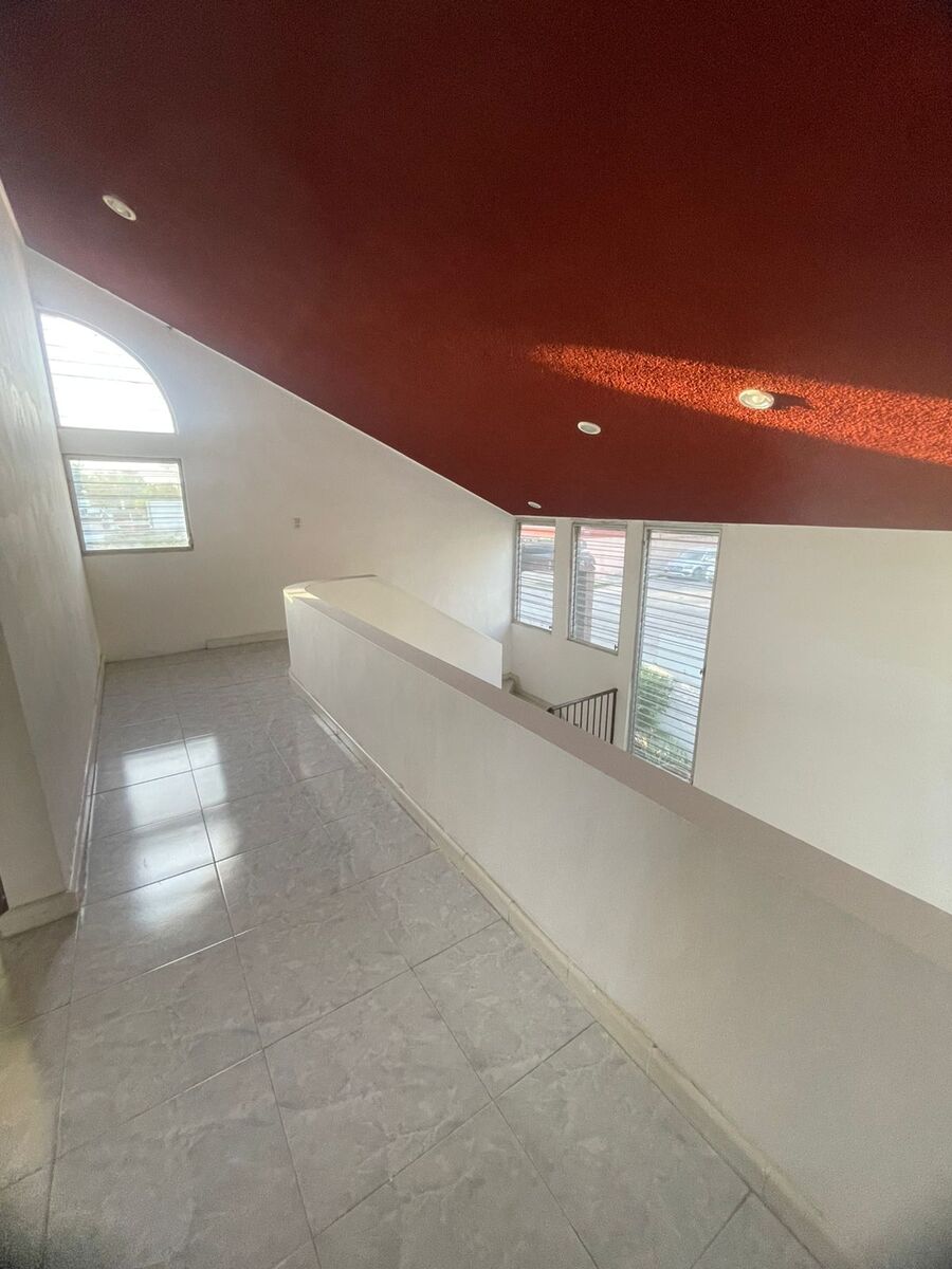 8 of 13: Pasillo de Distribución