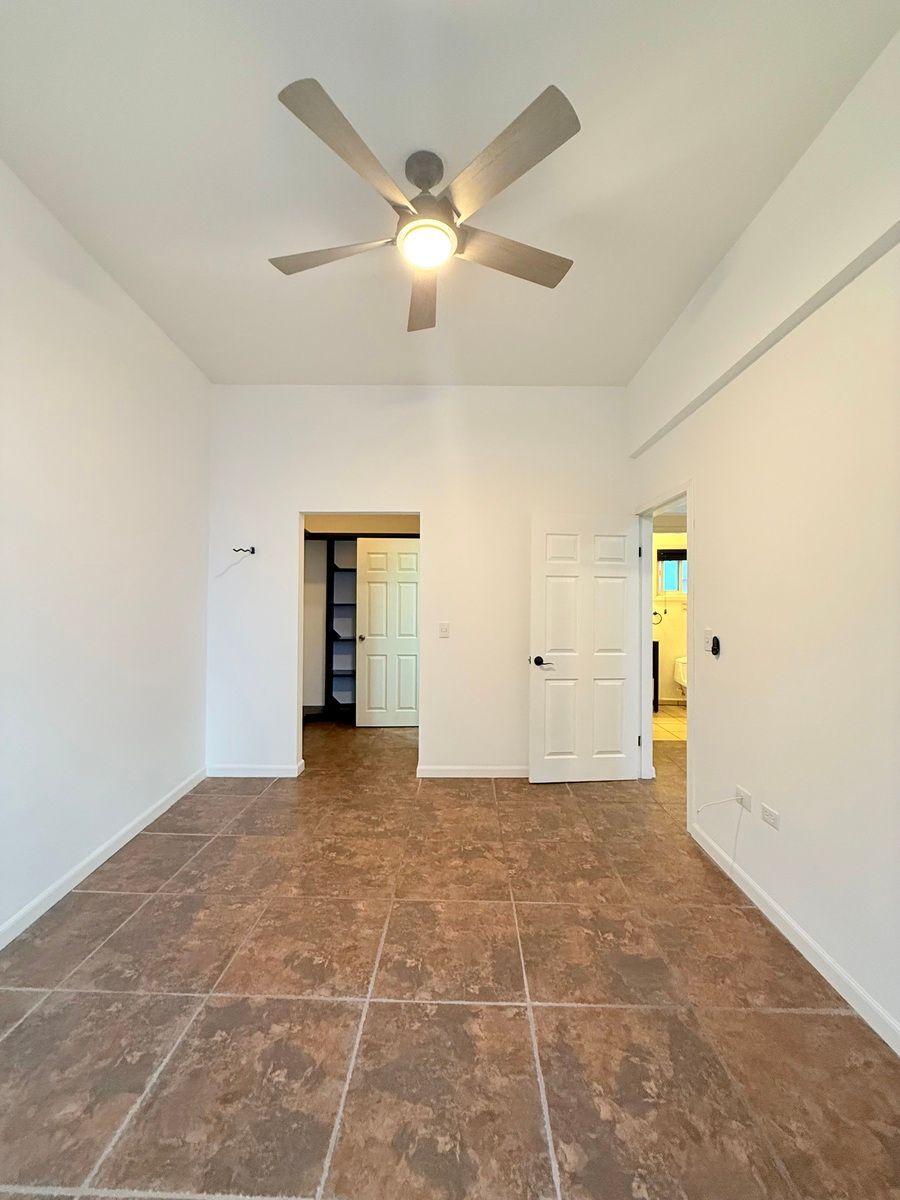 13 de 20: Vista de habitación principal con closet