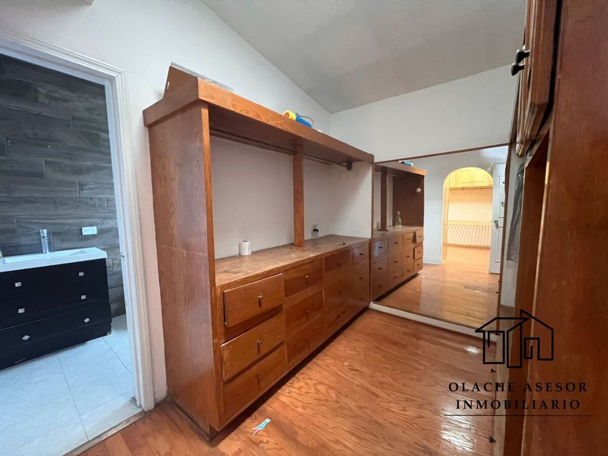 15 of 20: WALKING CLOSET