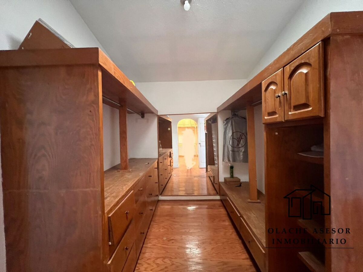 16 of 20: WALKING CLOSET