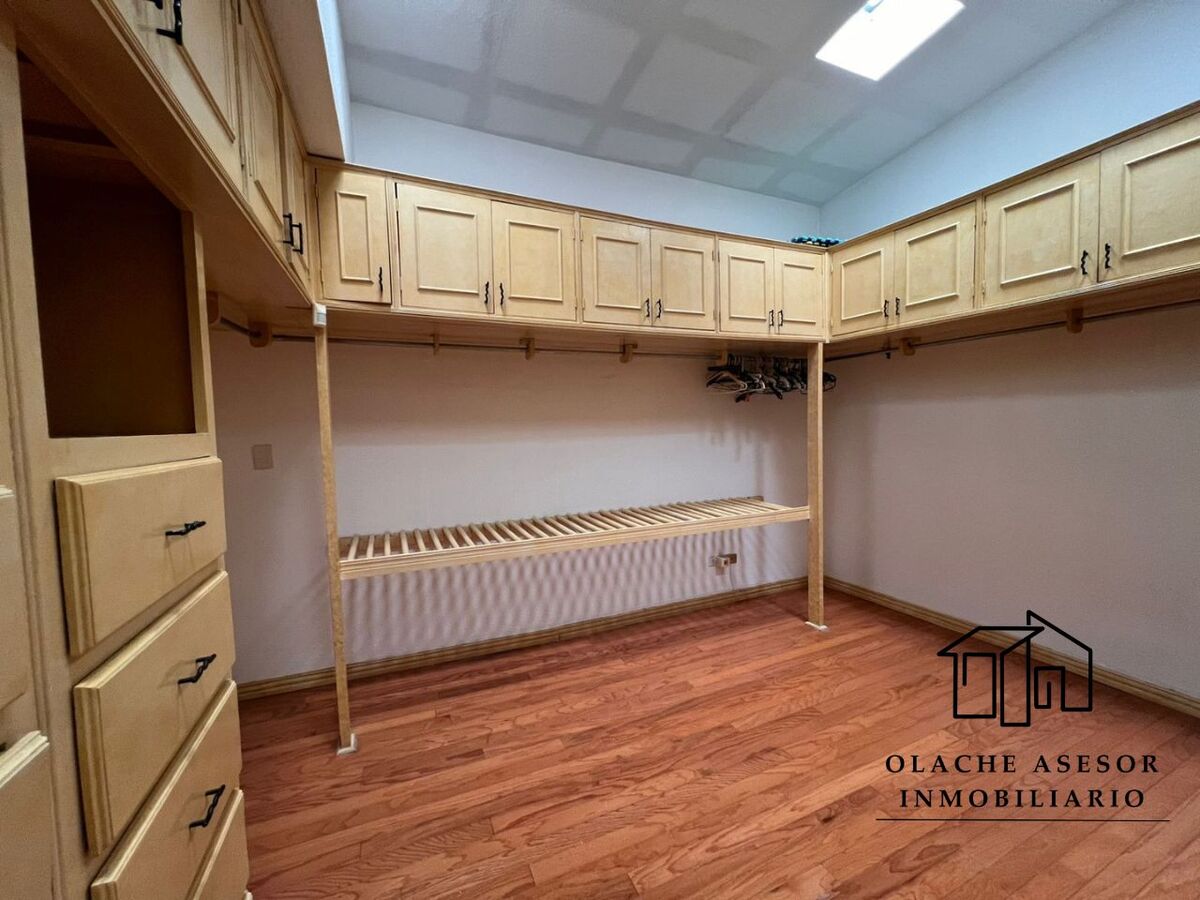 18 of 20: WALKING CLOSET