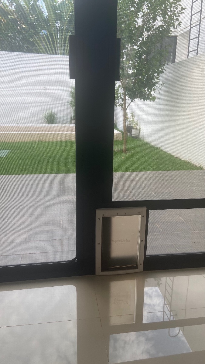 6 of 23: salida a terraza techada con acceso para mascota pequeña