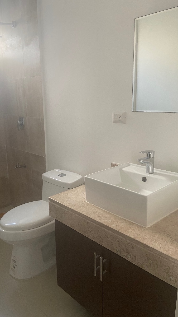 5 of 23: baño planta baja