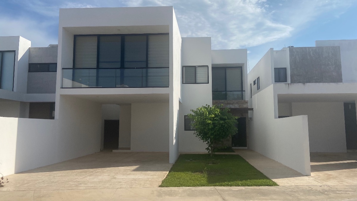 2 of 23: fachada principal y estacionamiento