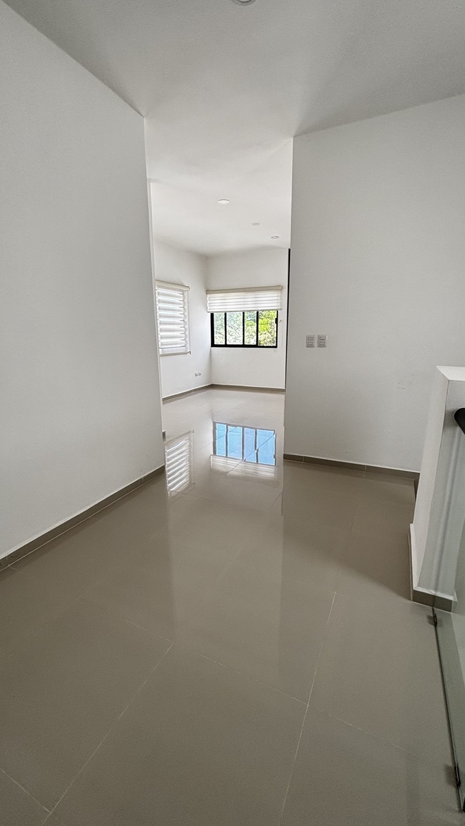 15 of 23: acceso a recamaras en planta alta con sala de tv