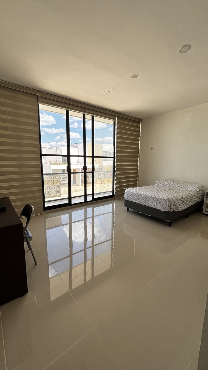 22 of 23: amplia recamara principal con balcon